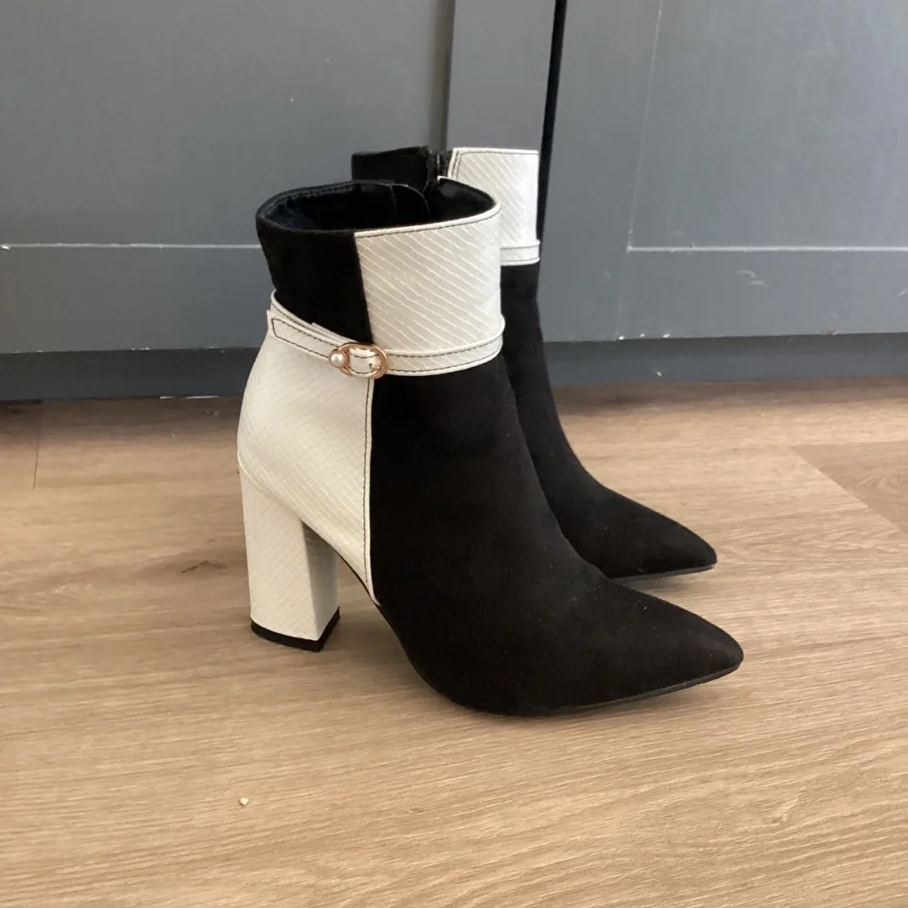 Women's Black and White Ankle Boots Pearl Embellishments Sz 6 Worn 1x